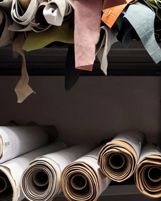 Materials matter.
Carefully selected leathers, ready to become something that lasts.
.
.
.
#italianleatherbags #handmadeleatherbag #madeinitaly #leathercraft #craftsmanship #leatherbag #leathershoproma #handleatherbag #leathershop #rome