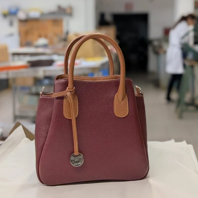A custom take on our Antea. ♥️🤎
Bicolor bordeaux and tan, chosen to highlight the structure of the bag and the contrast between the two leathers. A combination that remains understated, yet distinctive.
Made in our workshop in Rome, with the same attention to detail we reserve for every piece.
.
.
.
#italianleatherbags #handmadeleatherbag #madeinitaly #leathercraft #craftsmanship #leatherbag #leathershoproma #handleatherbag #leathershop #rome