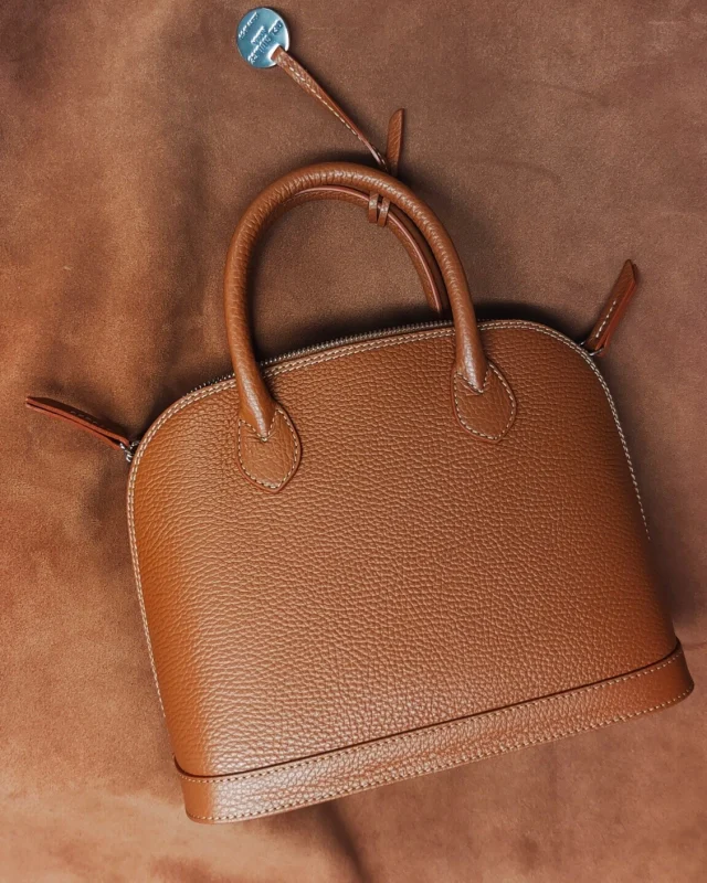 Soft evening light, warm tones, and natural textures.
The Sofia 26 in tan rests on suede leather, where every detail becomes more defined as the day slows down.
.
.
.
#italianleatherbags #handmadeleatherbag #madeinitaly #leathercraft #craftsmanship #leatherbag #leathershoproma #handleatherbag #leathershop #rome