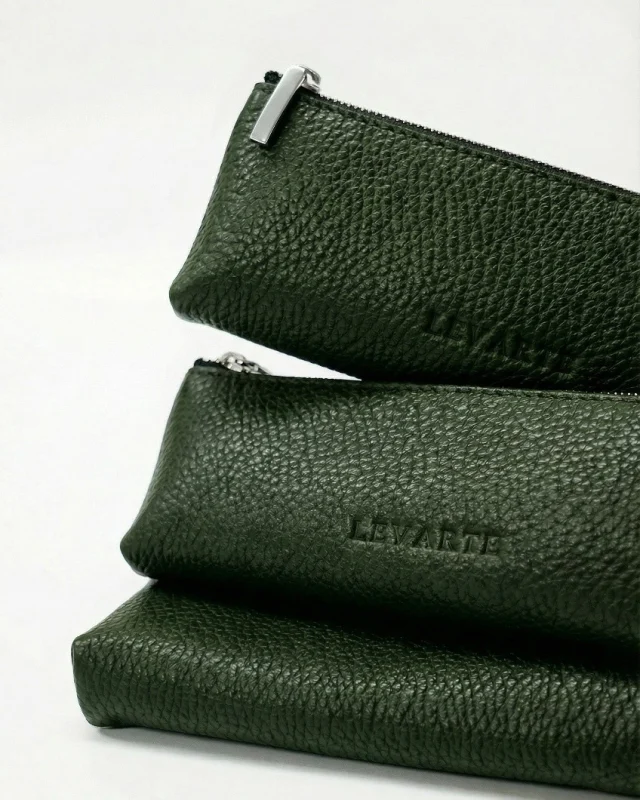 Customized leather pencil cases in loden green, finished with hot engraved letters "LEVARTE".
A simple piece, made personal.💡
.
.
.
#italianleatherbags #handmadeleatherbag #madeinitaly #leathercraft #craftsmanship #leatherbag #leathershoproma #handleatherbag #leathershop #rome