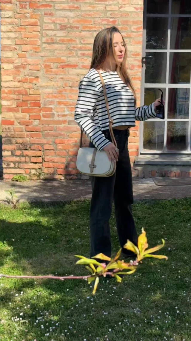 Bea in cream and biscuit. 🤎
A balance of simplicity and character, designed to move with you through the season. 
.
.
.
#italianleatherbags #handmadeleatherbag #madeinitaly #italianbag #leathercrossbody