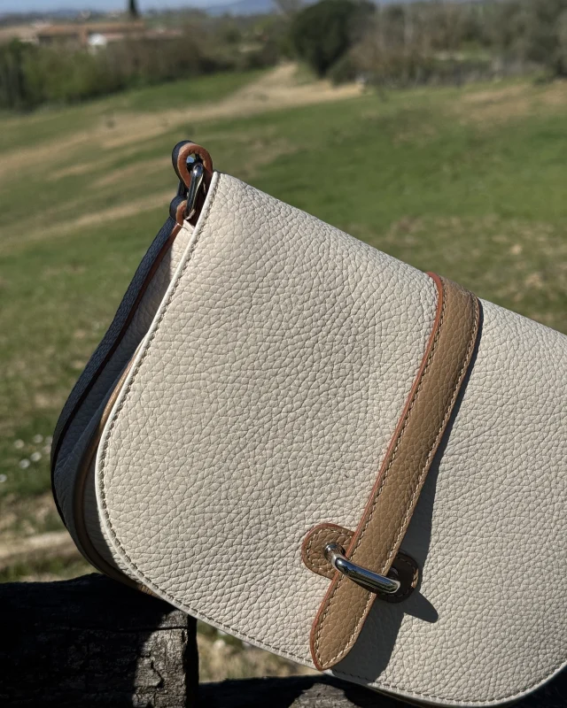Bea in cream biscuit, quietly standing out in every detail.
.
.
.
#italianleatherbags #handmadeleatherbag #madeinitaly #leathercraft #craftsmanship #leatherbag #leathershoproma #handleatherbag #leathershop #rome