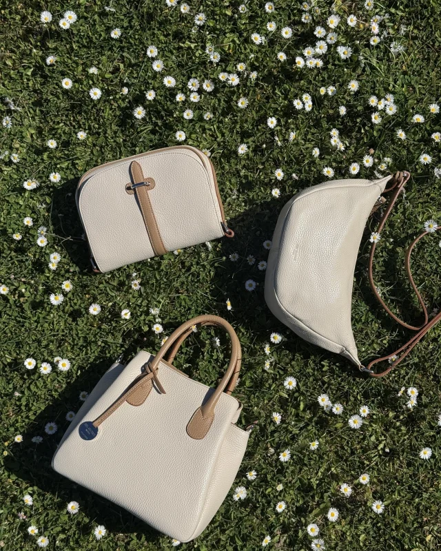 Spring begins in the smallest details.
Babe, Antea and Bea in cream biscuit, resting among fresh grass and wild daisies.
.
.
.
#italianleatherbags #handmadeleatherbag #madeinitaly #leathercraft #craftsmanship #leatherbag #leathershoproma #handleatherbag #leathershop #rome #springstyle