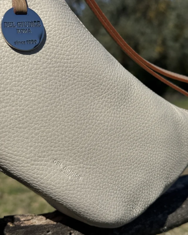 A new season, lighter and brighter.
Babe in cream biscuit, made for effortless spring days.
.
.
.
#italianleatherbags #handmadeleatherbag #madeinitaly #leathercraft #craftsmanship #leatherbag #leathershoproma #handleatherbag #leathershop #rome