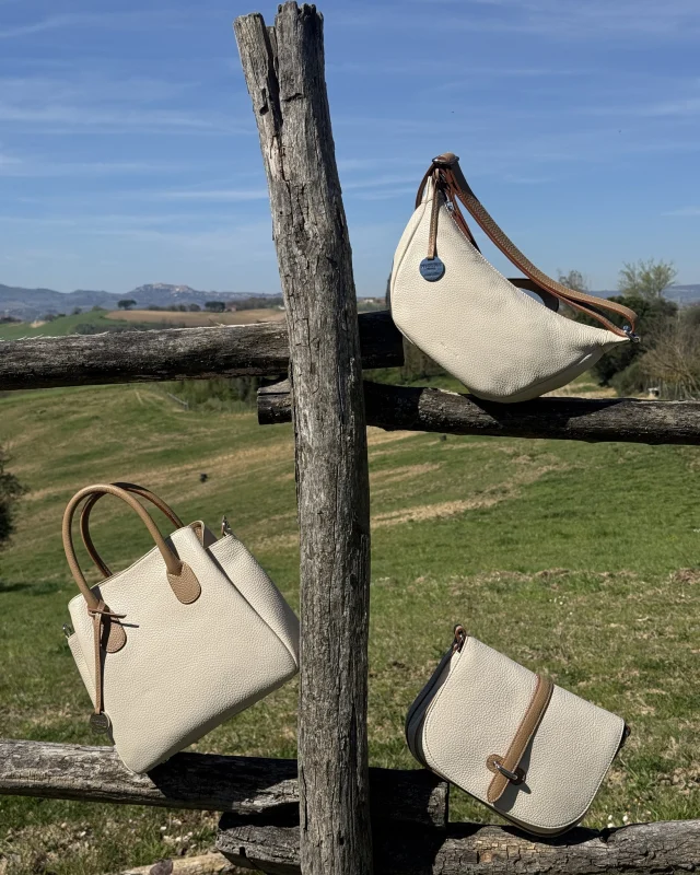 The light changes, the colors soften.
Babe, Antea and Bea in cream biscuit, inspired by the first days of the new season.
.
.
.
#italianleatherbags #handmadeleatherbag #madeinitaly #leathercraft #craftsmanship #leatherbag #leathershoproma #handleatherbag #leathershop #rome