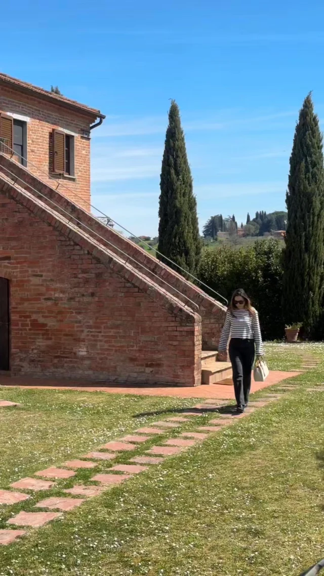 Soft structure, everyday balance.
Antea in cream–biscuit moves naturally with you, from morning light to late afternoon.
Clean lines, essential design.
.
.
.
#italianleatherbags #handmadeleatherbag #madeinitaly #leathercraft #craftsmanship #leatherbag #leathershoproma #handleatherbag #leathershop #rome