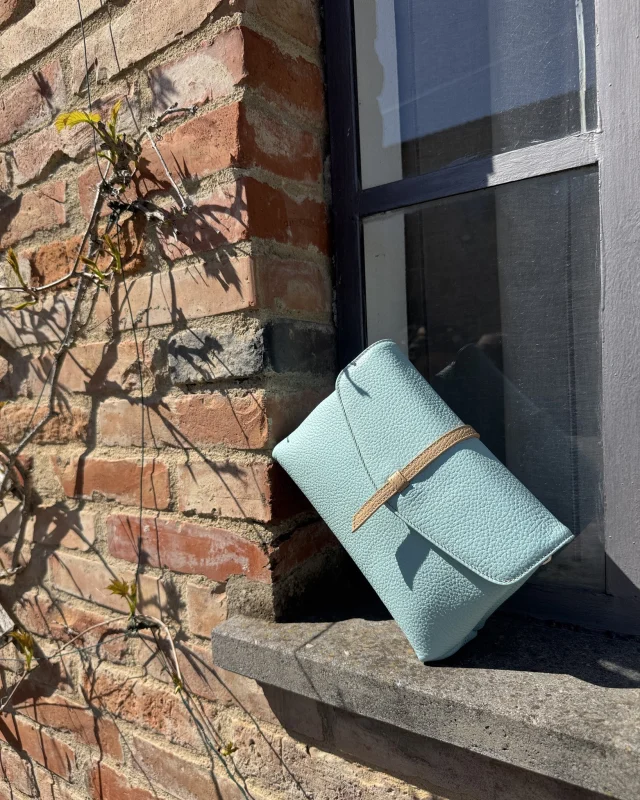 Spring light, new beginnings.
Leila in acqua & champagne — fresh, elegant, effortless.
.
.
.
#italianleatherbags #handmadeleatherbag #madeinitaly #leathercraft #craftsmanship #leatherbag #leathershoproma #handleatherbag #leathershop #rome