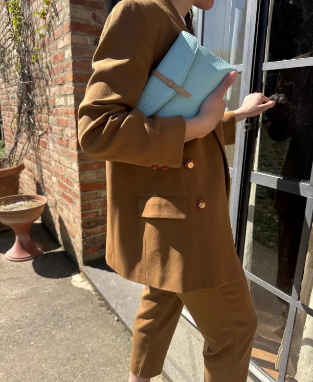 New season, soft tones.
Leila in acqua & champagne, where elegance meets ease.
.
.
.
#italianleatherbags #handmadeleatherbag #madeinitaly #leathercraft #craftsmanship #leatherbag #leathershoproma #handleatherbag #leathershop #rome