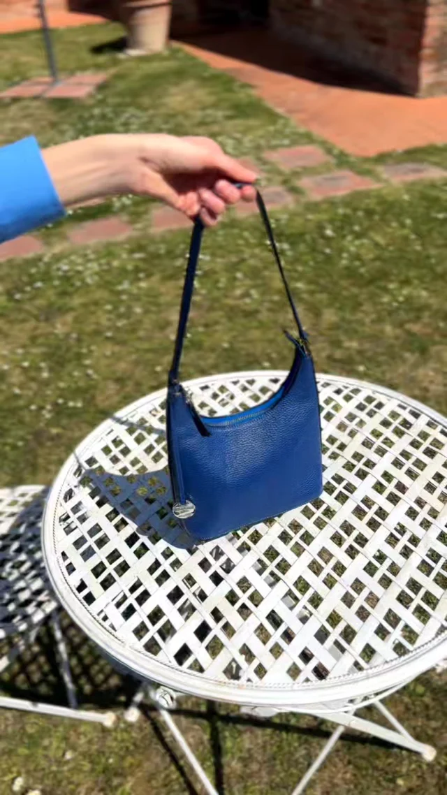 Carlotta shoulder bag: soft lines and a natural fit.
.
.
.
#italianleatherbags #handmadeleatherbag #madeinitaly #leathercraft #craftsmanship #leatherbag #leathershoproma #handleatherbag #leathershop #rome
