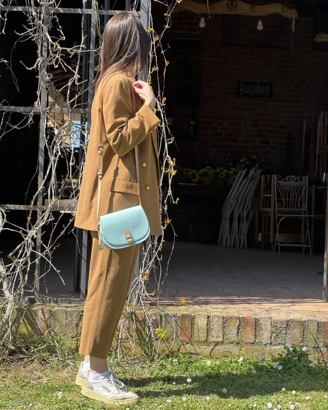 Light, movement and everyday ease.
The Irina 21 small saddle bag in acqua and champagne, keeps the silhouette clean and balanced.
.
.
.
#italianleatherbags #handmadeleatherbag #madeinitaly #leathercraft #craftsmanship #leatherbag #leathershoproma #handleatherbag #leathershop #rome