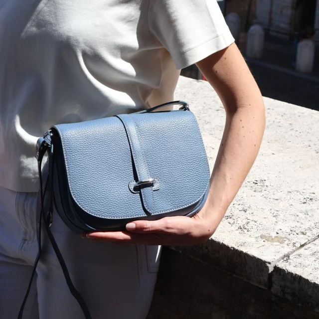 Soft lines, textured leather and a delicate fairy blue shade. Bea is a compact crossbody bag handmade in Italy for those who appreciate understated elegance and everyday practicality.
.
.
.
#italianleatherbags #handmadeleatherbag #madeinitaly #leathercraft #craftsmanship #leatherbag #leathershoproma #handleatherbag #leathershop #rome