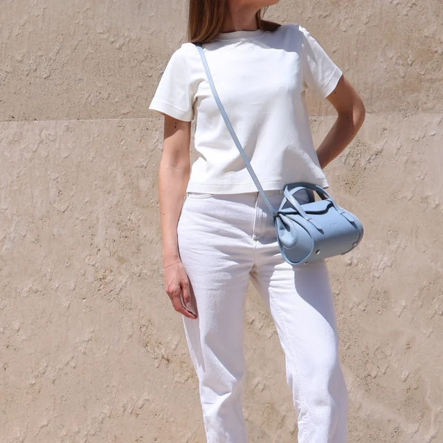 A fresh shade for sunny days in Rome.
Camilla mini handbag in pebbled calf leather color Sky.
.
.
.
#italianleatherbags #handmadeleatherbag #madeinitaly #leathercraft #craftsmanship #leatherbag #leathershoproma #handleatherbag #leathershop #rome