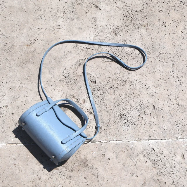 A small bag with a fresh summer mood.
Camilla in pebbled calf leather color sky.
.
.
.
#italianleatherbags #handmadeleatherbag #madeinitaly #leathercraft #craftsmanship #leatherbag #leathershoproma #handleatherbag #leathershop #rome