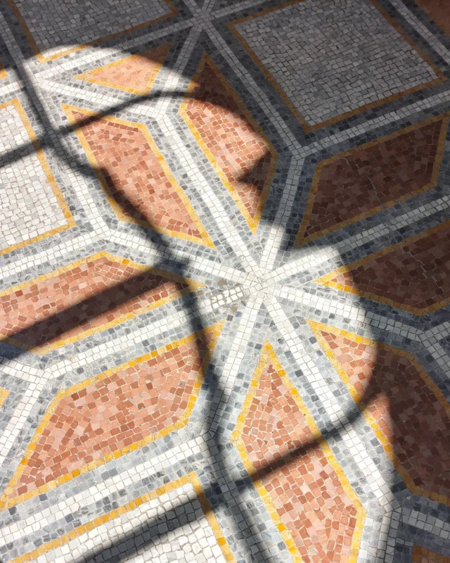 Roman light, geometric mosaics, and shifting shadows.
.
.
.
#italianleatherbags #handmadeleatherbag #madeinitaly #leathercraft #craftsmanship #leatherbag #leathershoproma #handleatherbag #leathershop #rome