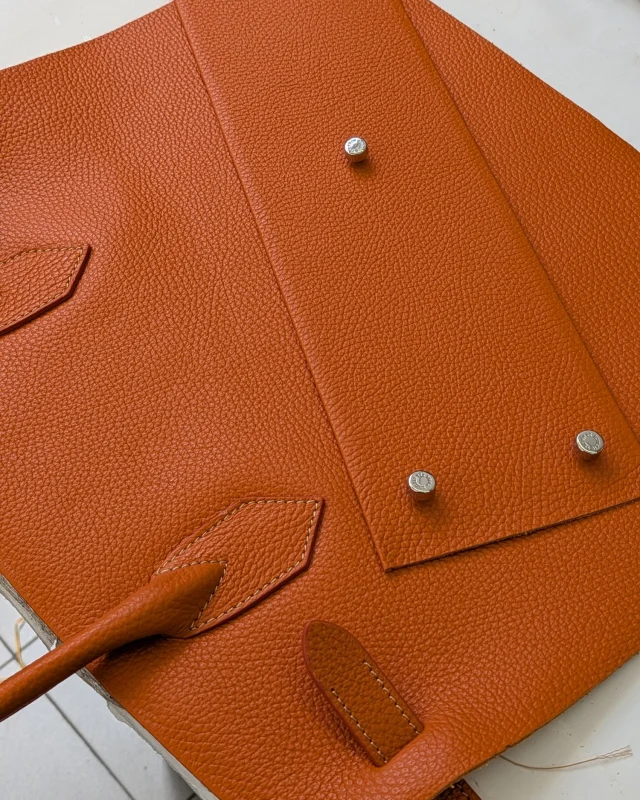 Designed, cut and assembled by hand in Rome.
.
.
.
#italianleatherbags #handmadeleatherbag #madeinitaly #leathercraft #craftsmanship #leatherbag #leathershoproma #handleatherbag #leathershop #rome