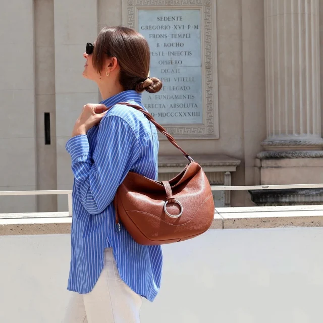 Alba in Tan, handcrafted in our Rome workshop. Soft lines, warm leather, and a timeless everyday shape.
.
.
.
#italianleatherbags #handmadeleatherbag #madeinitaly #leathercraft #craftsmanship #leatherbag #leathershoproma #handleatherbag #leathershop #rome