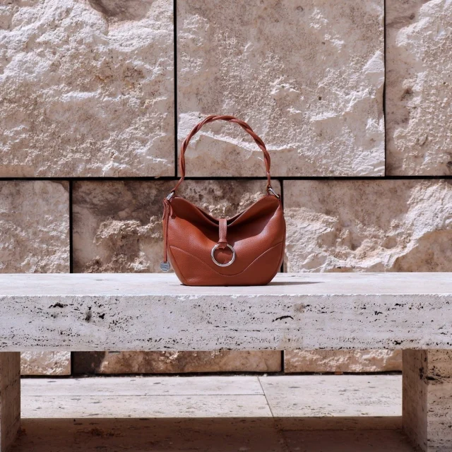 Alba in Tan, handcrafted in our Rome workshop. Soft lines, warm leather, and a timeless everyday shape.
.
.
.
#italianleatherbags #handmadeleatherbag #madeinitaly #leathercraft #craftsmanship #leatherbag #leathershoproma #handleatherbag #leathershop #rome