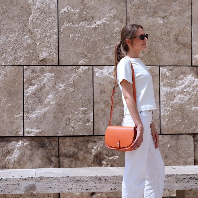 Irina 25 in Orange, a leather saddle bag with a bright, confident character.
.
.
.
#italianleatherbags #handmadeleatherbag #madeinitaly #leathercraft #craftsmanship #leatherbag #leathershoproma #handleatherbag #leathershop #rome