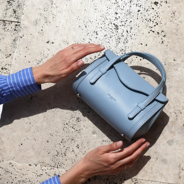 Camilla in Sky, a fresh shade of blue for a small leather handbag with a clean, elegant shape.
.
.
.
#italianleatherbags #handmadeleatherbag #madeinitaly #leathercraft #craftsmanship #leatherbag #leathershoproma #handleatherbag #leathershop #rome
