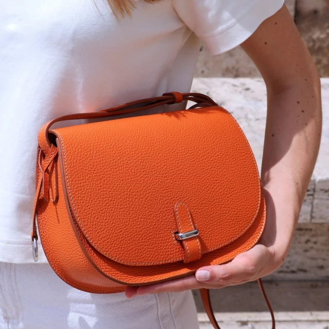 Irina 25 in Orange, handcrafted in Italy from soft calf leather and designed for everyday elegance.
.
.
.
#italianleatherbags #handmadeleatherbag #madeinitaly #leathercraft #craftsmanship #leatherbag #leathershoproma #handleatherbag #leathershop #rome