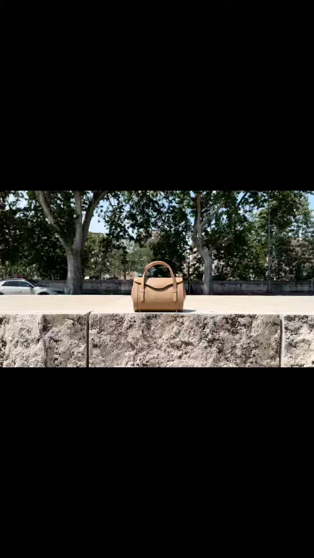 Rome, at its own pace.
Camilla in Biscotto, captured along the Lungotevere, where timeless style meets the city's everyday beauty.
.
.
.
#italianleatherbags #handmadeleatherbag #madeinitaly #leathercraft #craftsmanship #leatherbag #leathershoproma #handleatherbag #leathershop #rome