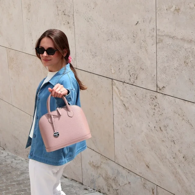 Soft color, strong character.
Sofia 26 in tourmaline.
.
.
.
#italianleatherbags #handmadeleatherbag #madeinitaly #leathercraft #craftsmanship #leatherbag #leathershoproma #handleatherbag #leathershop #rome