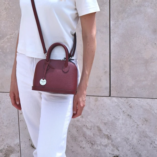 Mini Sofia in Bordeaux.
Small, practical and easy to wear.
.
.
.
#italianleatherbags #handmadeleatherbag #madeinitaly #leathercraft #craftsmanship #leatherbag #leathershoproma #handleatherbag #leathershop #rome