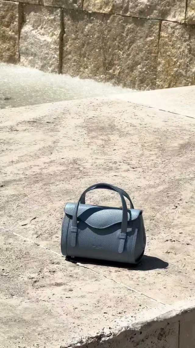 Soft times, Roman light, timeless craftsmanship. 
Camilla in fairy, made by hand in the heart of Rome.
.
.
.
#italianleatherbags #handmadeleatherbag #madeinitaly #leathercraft #craftsmanship #leatherbag #leathershoproma #handleatherbag #leathershop #rome