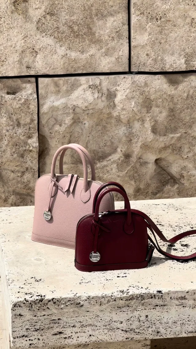 Two sizes, two colors, same effortless elegance.
Sofia 26 in Tourmaline and Mini Sofia in Bordeaux, handcrafted in Rome from premium pebbled calf leather.
.
.
.
#italianleatherbags #handmadeleatherbag #madeinitaly #leathercraft #craftsmanship #leatherbag #leathershoproma #handleatherbag #leathershop #rome