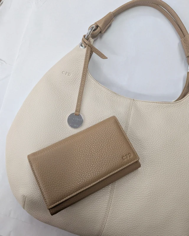 Our Moon Bag in elegant cream and biscuit, paired with the Trifold wallet in biscuit—both finished with hot-engraved initials for a truly personal touch.
.
.
.
#italianleatherbags #handmadeleatherbag #madeinitaly #leathercraft #craftsmanship #leatherbag #leathershoproma #handleatherbag #leathershop #rome