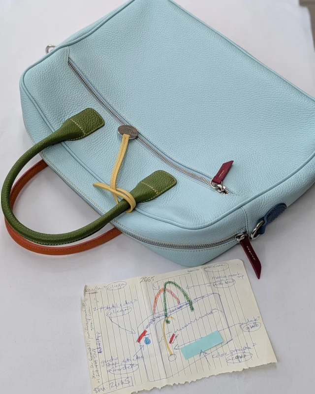 One of the most creative colour customisations ever requested for our briefcase Brummel Zip.
Acqua as main color,  green caterpillar and orange handles, turquoise details, cherry zip pullers and yellow leather tag: a unique combination, created especially for our customer.
.
.
.
#italianleatherbags #handmadeleatherbag #madeinitaly #leathercraft #craftsmanship #leatherbag #leathershoproma #handleatherbag #leathershop #rome #customleatherbag