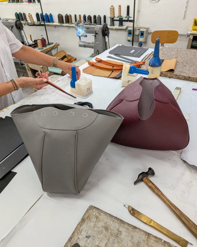 The Roberta bag taking shape in our Rome workshop, one handcrafted detail at a time. Carefully made from cutting to final assembly.
.
.
.
#italianleatherbags #handmadeleatherbag #madeinitaly #leathercraft #craftsmanship #leatherbag #leathershoproma #handleatherbag #leathershop #rome