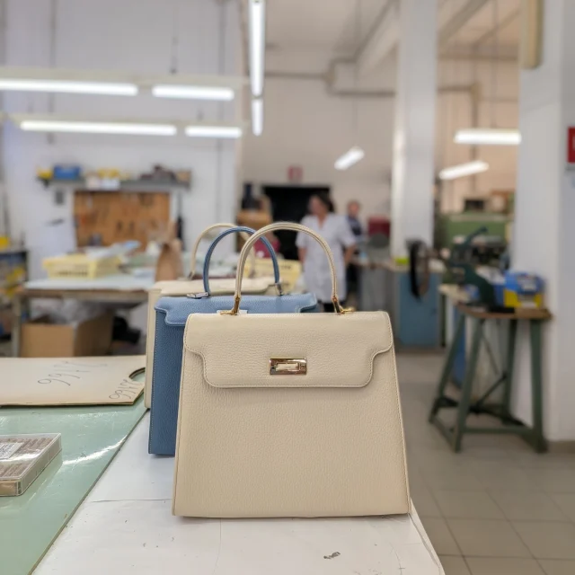 The Anna 22 bag, freshly completed in our workshop. A structured and timeless design, shown here in cream colour and gold-tone hardware.
.
.
.
#italianleatherbags #handmadeleatherbag #madeinitaly #leathercraft #craftsmanship #leatherbag #leathershoproma #handleatherbag #leathershop #rome