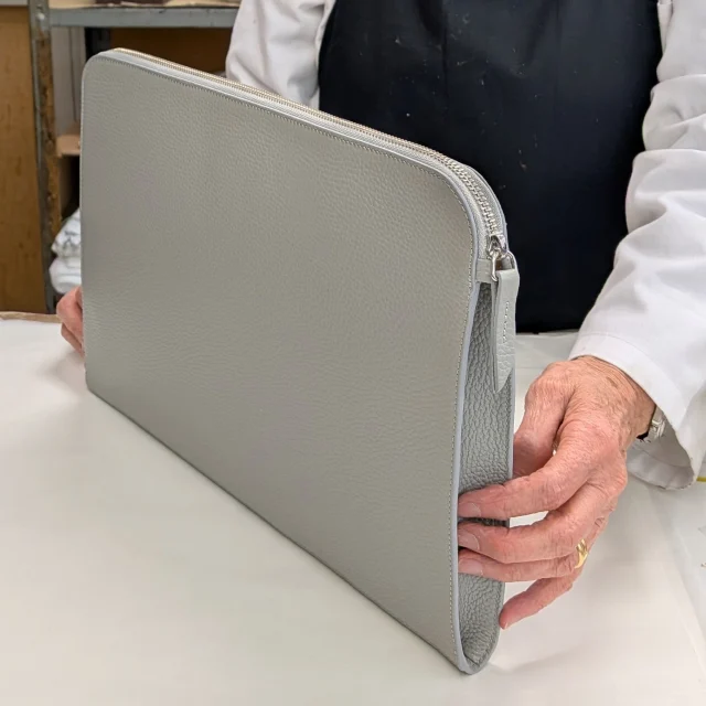 Leather Document Holder Quirino, handcrafted in our Rome workshop and customized in Grey Ash.
A refined and versatile shade, made even more distinctive by Italian craftsmanship and attention to every detail.
.
.
.
#italianleatherbags #handmadeleatherbag #madeinitaly #leathercraft #craftsmanship #leatherbag #leathershoproma #handleatherbag #leathershop #rome