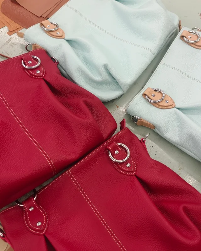 Shoulder bag Jessica S,  taking shape in our Rome workshop.
.
.
.
#italianleatherbags #handmadeleatherbag #madeinitaly #leathercraft #craftsmanship #leatherbag #leathershoproma #handleatherbag #leathershop #rome