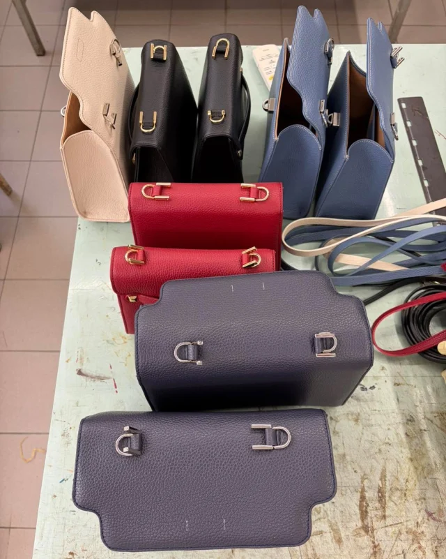 IThe Amelia S is taking shape in our workshop, where every detail is carefully crafted by skilled artisans.
.
.
.
#italianleatherbags #handmadeleatherbag #madeinitaly #leathercraft #craftsmanship #leatherbag #leathershoproma #handleatherbag #leathershop #rome