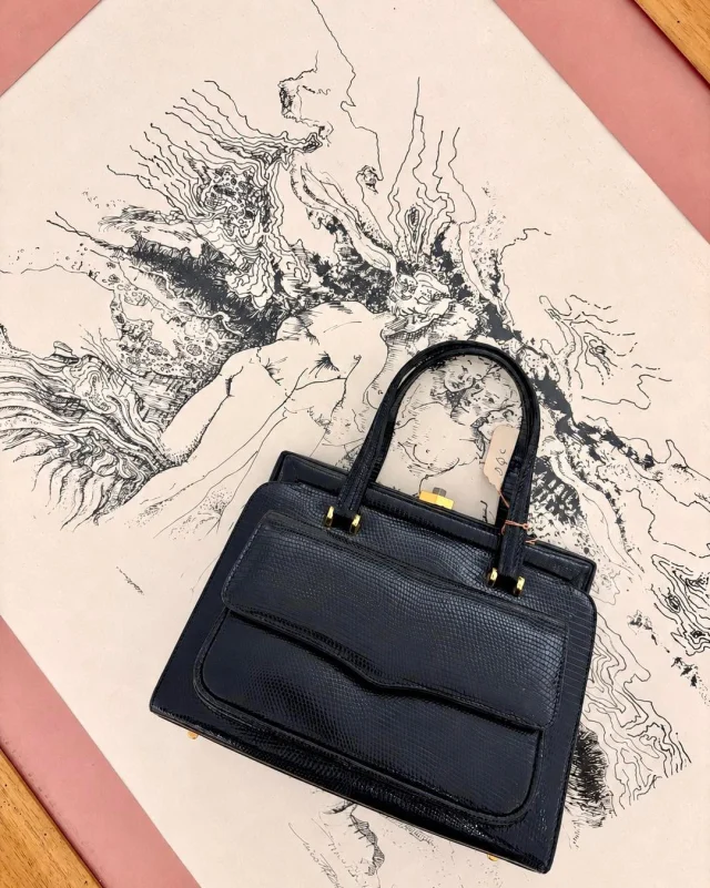 Some creations never really lose their character.
This structured handbag was made by us in the 1960s and is still kept in our Rome workshop. We preserve these pieces not simply as old bags, but as examples of the materials, techniques and design language of their time.
They remain a quiet source of inspiration, more than sixty years later.
.
.
.
#italianleatherbags #handmadeleatherbag #madeinitaly #leathercraft #craftsmanship #leatherbag #leathershoproma #handleatherbag #leathershop #rome
