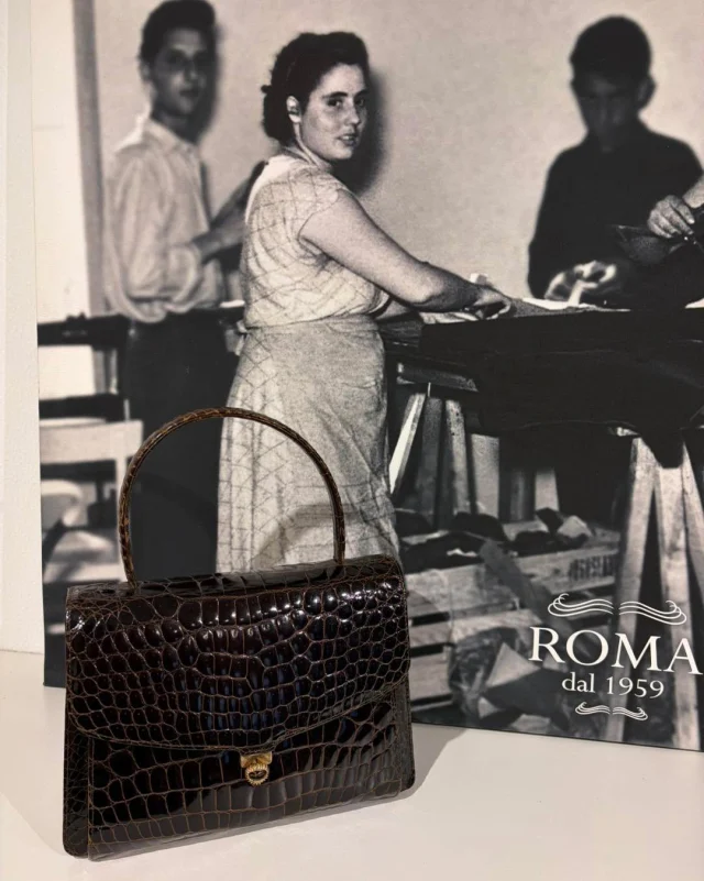 Made in Rome in the 1960s, and still carefully preserved in our workshop today.
This handbag is one of the pieces that connects our present work with the early years of Del Giudice Roma. Its proportions, glossy leather and delicate construction tell the story of a very different era of fashion.
A small piece of our history.
.
.
.
#italianleatherbags #handmadeleatherbag #madeinitaly #leathercraft #craftsmanship #leatherbag #leathershoproma #handleatherbag #leathershop #rome