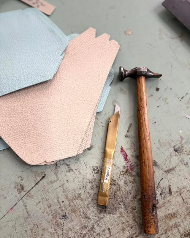 Leather, skilled hands and time.
.
.
.
#italianleatherbags #handmadeleatherbag #madeinitaly #leathercraft #craftsmanship #leatherbag #leathershoproma #handleatherbag #leathershop #rome
