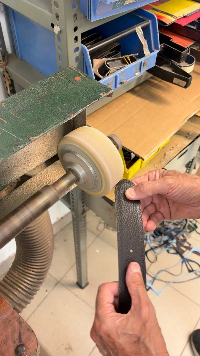A closer look at the finishing process of one of our men’s leather belts, handmade in Rome.
.
.
.
#italianleatherbags #handmadeleatherbag #italianleatherbag #italianleatherbelt #handmadeleatherbag