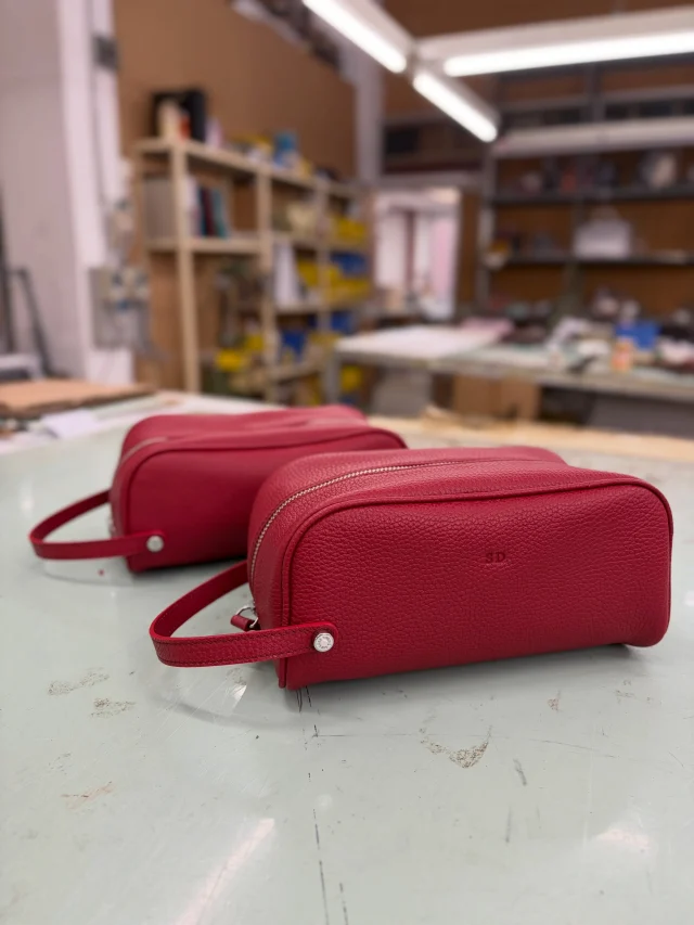 Leather Toiletry Bags handcrafted in our Rome workshop and finished with hot-stamped initials—because it’s the smallest details that make something truly yours. 
.
.
.
#ItalianLeatherBags #HandmadeLeatherBags #ItalianHandbags #MadeInItaly #LeatherToiletryBag