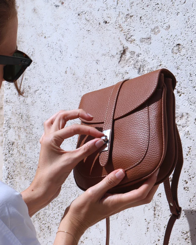 A closer look at Chiara.
The small crossbody Chiara in tan color, captured in a quiet moment in the streets of Rome. A compact companion for wherever the day leads.
.
.
.
#ItalianLeatherBags #HandmadeLeatherBags #ItalianHandbags #MadeInItaly #ItalianCraftsmanship