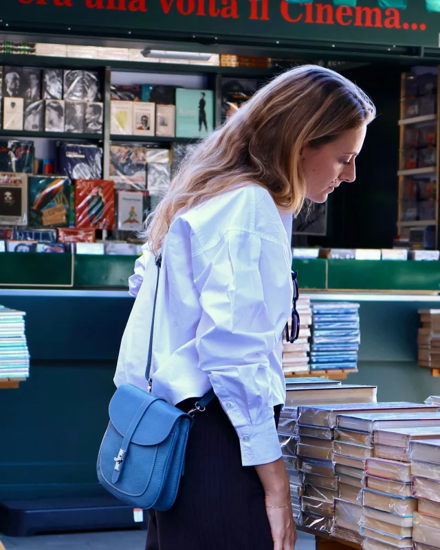 A touch of color among stories, books and cinema.
Chiara in fairy color, handmade in Rome in soft Italian leather.
.
.
.
#ItalianLeatherBags #HandmadeLeatherBags #ItalianHandbags #MadeInItaly #crossbodybags