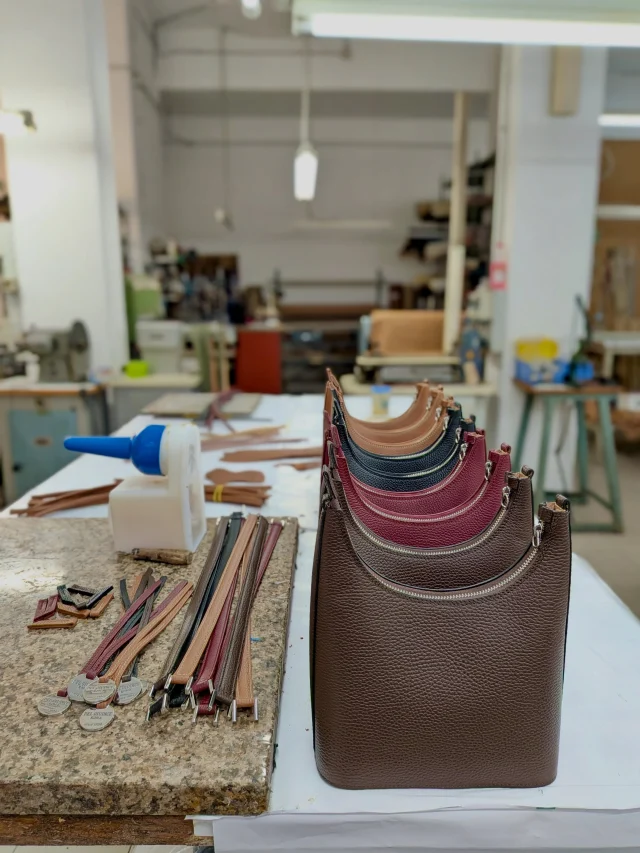 From our workshop in Rome, a little glimpse of craftsmanship in progress. Our shoulder Carlotta bag takes shape, one detail at a time, in our new winter shades.
.
.
.
#italianleatherbag #italiancraftsmanship #handmadebag #madeinitaly #leathershop