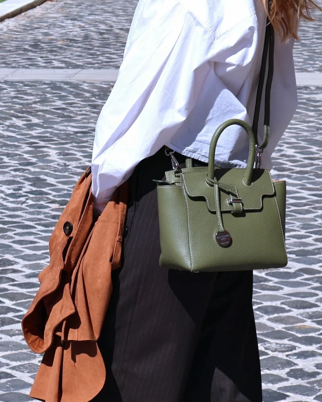 A touch of Forest Green for autumn days.
Meet our Alexis 22, handcrafted in Rome from Italian pebbled leather.
.
.
.
#ItalianLeatherBags #HandmadeLeatherBags #ItalianCraftsmanship #madeinitaly