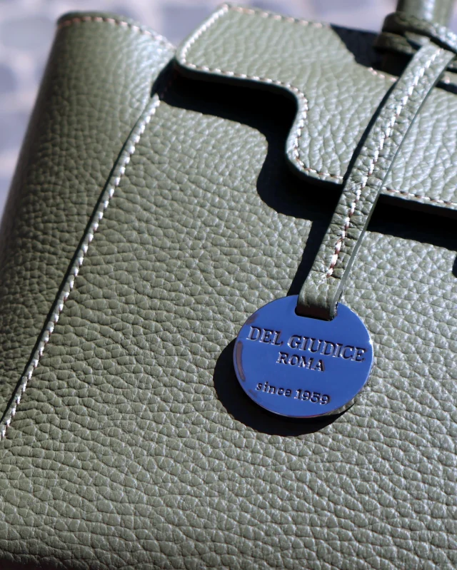 It’s all in the details.
A closer look at our Alexis 22 in Forest Green, where the texture of pebbled leather, precise stitching, and subtle finishing touches come together.
.
.
.
#italianleatherbag #handmadeleathergoods #italianleather #madeinitaly #italianhandbags