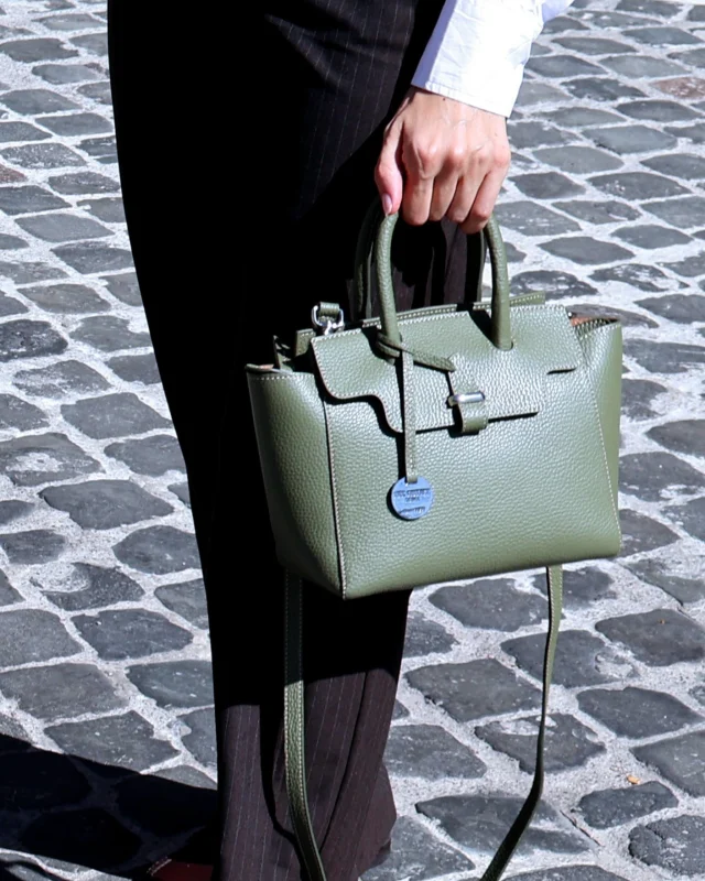 A touch of Forest Green in the streets of Rome. 
Meet our Alexis 22.
.
.
.
#ItalianLeatherBags #HandmadeInItaly #madeinitaly #leathercraft #leatherhandbag